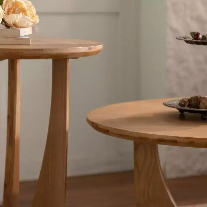 Tavolino da Caffè Rotondo in Legno da 31,1 Pollici con Base Intagliata – Finitura Quercia Naturale, per Soggiorno e Ambienti Rustici