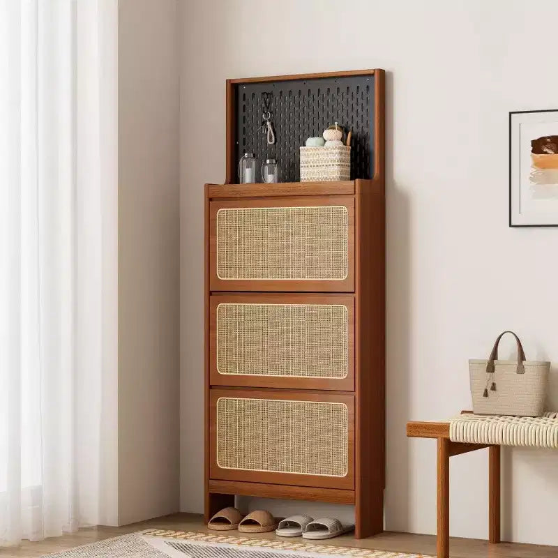 Scarpiera Alta e Stretta 165 cm con 3 Cassetti a Ribalta, Ante in Rattan, Pannello Forato & Design Antiribaltamento – Noce
