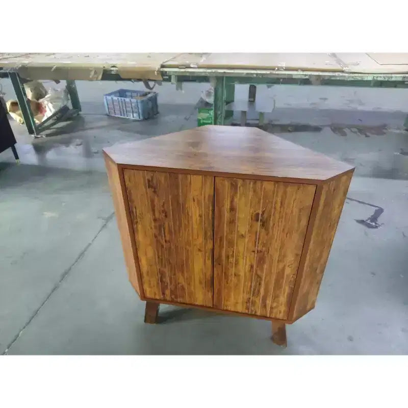 Mobile angolare da fattoria, design triangolare a 3 ripiani con ripiano regolabile e ante