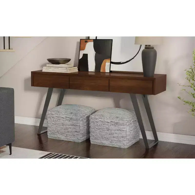 Tavolo consolle da divano, finitura noce, struttura in metallo con piano in legno massello impiallacciato rovere