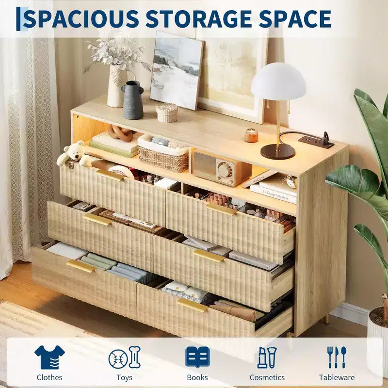 Comò a 6 cassetti con illuminazione a LED, prese di corrente integrate e porte USB, design in legno scanalato – 97.8 cm A x 119.9 cm L x 39.4 cm P, Quercia, MDF