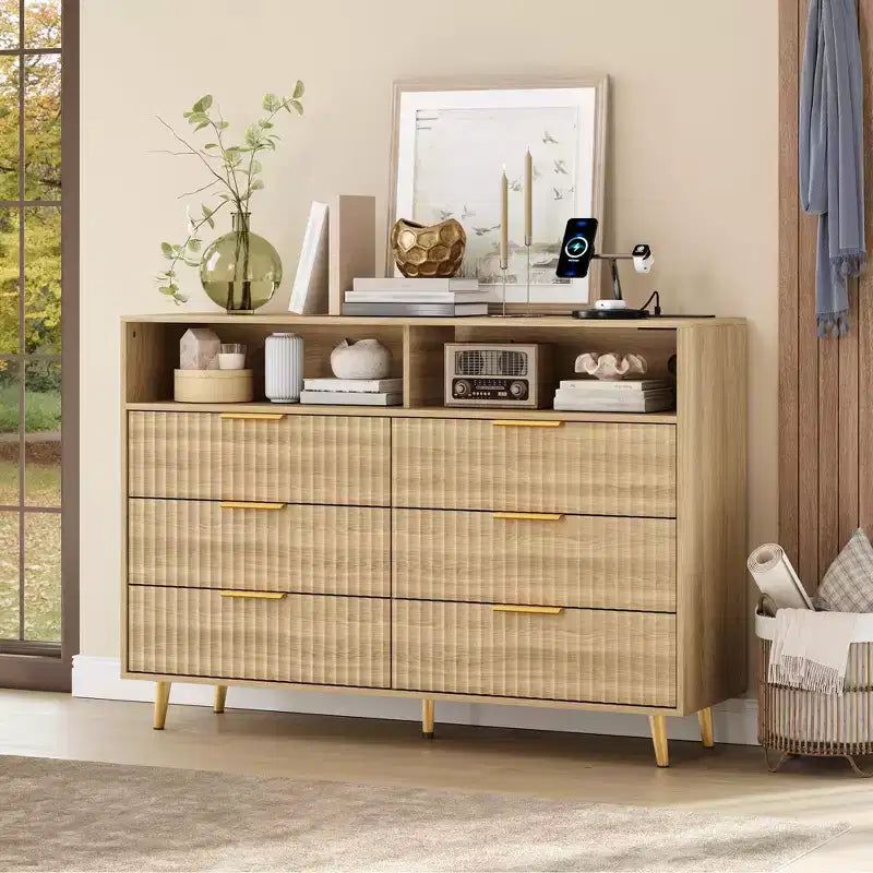 Comò a 6 cassetti con illuminazione a LED, prese di corrente integrate e porte USB, design in legno scanalato – 97.8 cm A x 119.9 cm L x 39.4 cm P, Quercia, MDF